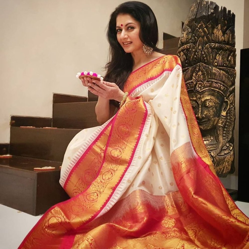 BEAUTIFUL WHITE AND RED SOFT SILK COMBINATION SAREE AND CONTRAST BLOUSE - Picture 3 of 9